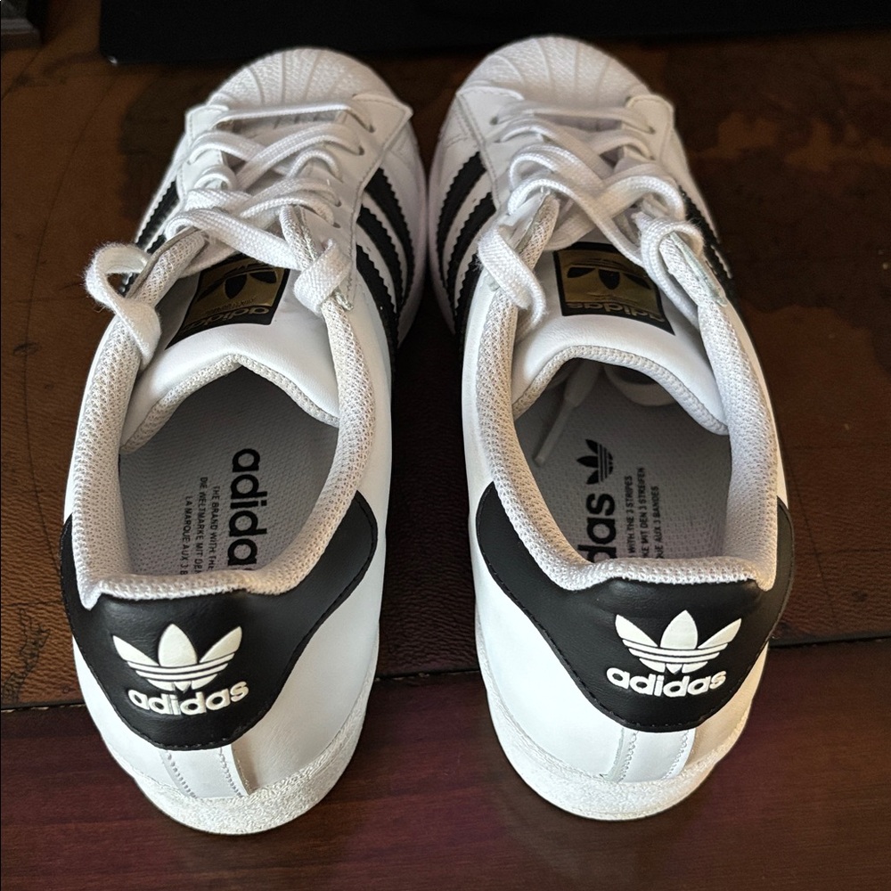 Adidas Superstar Women’s 7.5 - Picture 4 of 9